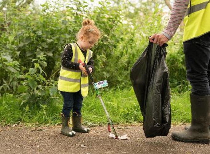 A young girl and adult at the Malago Greenway litter picking event