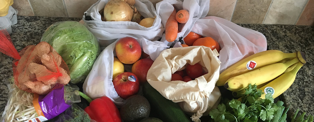 loose food shopping in reuseable bags